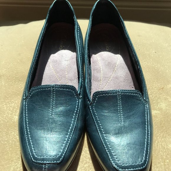 Clarks Shoes - Clarks Artisan Navy Blue Flats Loafers Leather size 6 medium